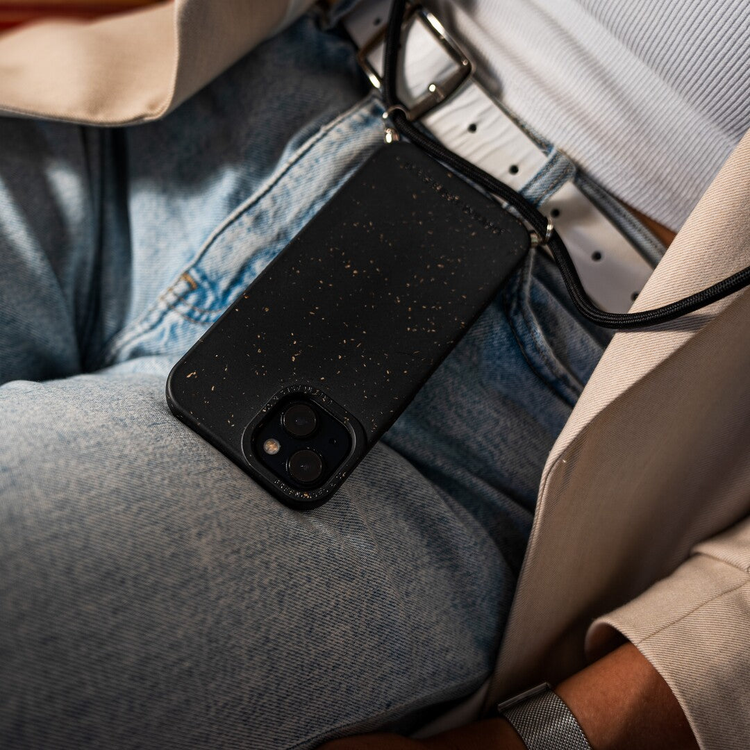 nachhaltige iphone 15 pro hülle mit kordel schwarz